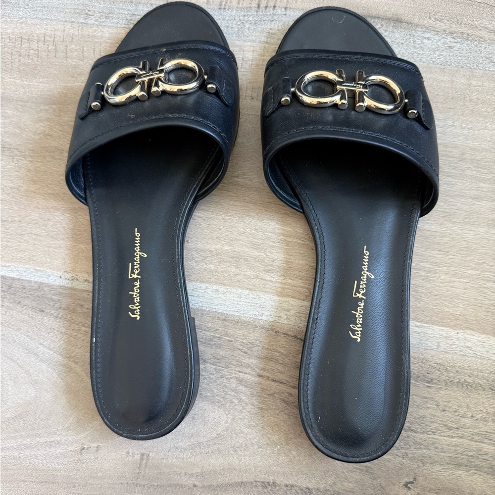 FERRAGAMO GANCINI LEATHER SLIDE - Picture 4 of 9